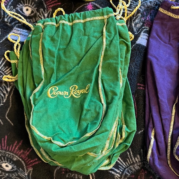 π CROWN ROYAL LIQUOR π₯ BAGS
SEVERAL SIZES COLORS/FLAVORS
40 BAGS IN TOTALποΈπ§²π - Picture 3 of 10